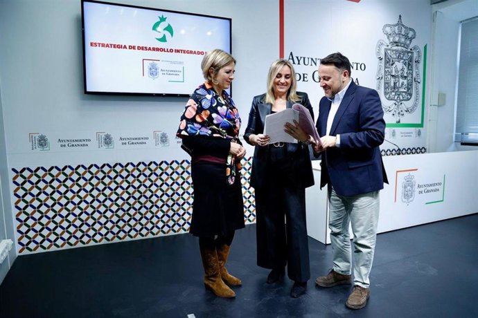 Archivo - De izquierda a derecha en la imagen la edil de Movilidad, Ana Agudo, la alcaldesa de Granada, Marifrán Carazo, y el concejal de Mantenimiento, Francisco Almohalla. (Foto de archivo).