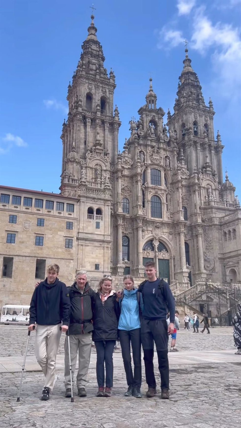La familia real belga en la Plaza del Obradoiro, en Santiago, tras completar el Camino de Santiago