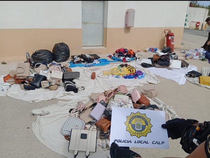 Policía Local y Guardia Civil realizan una operación conjunta contra la venta ambulante ilegal en playas de Calp