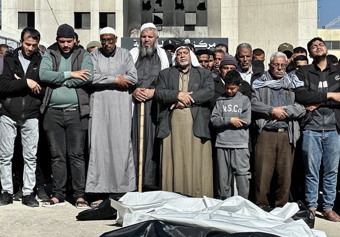 17 de abril de 2025, Khan Yunis, Faixa de Gaza, Território Palestino: Parentes e entes queridos de palestinos mortos em ataques israelenses a tendas que abrigavam palestinos deslocados lamentam a morte no Hospital Nasser em Khan Yunis, Gaza, em abril
