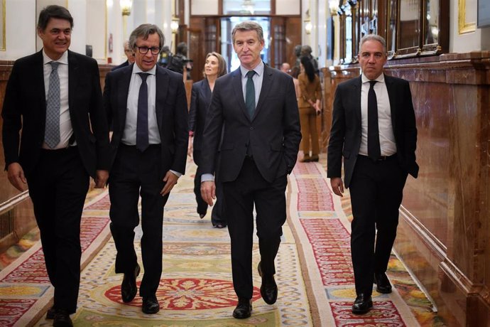 El presidente del Partido Popular, Alberto Núñez Feijóo (2d), durante una sesión plenaria en el Congreso de los Diputados, a 10 de abril de 2025, en Madrid (España).  