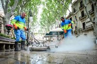 Emaya despliega un dispositivo especial de limpieza para retirar la cera de las procesiones de Semana Santa