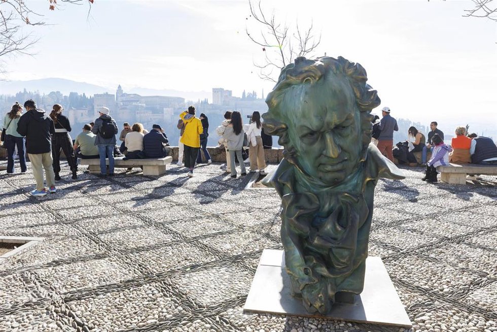 Archivo - Imágenes de las estatuas y la exposición fotográfica conmemorativa de los Premios Goya en las calles de Granada. A 8 de enero de 2025 en Granada, (Andalucía, España). (Foto de archivo).