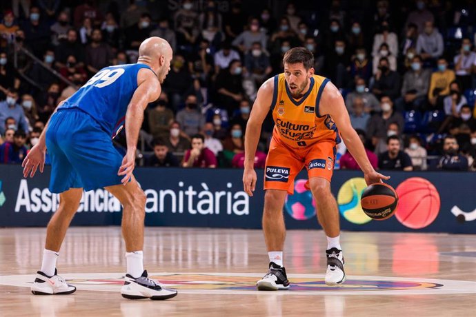 Archivo - Sam Van Rossom, en un partido con el Valencia Basket.
