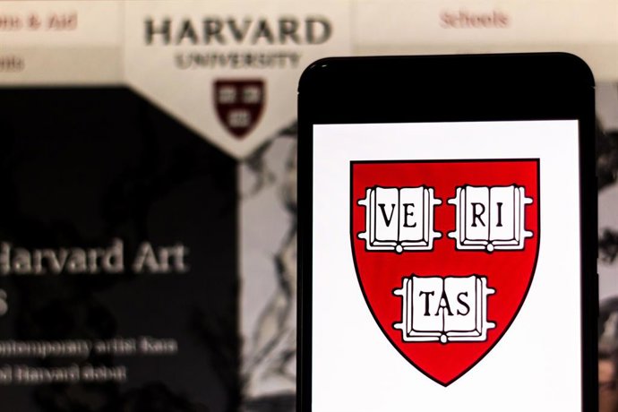 Archivo - 7 de março de 2019 - Glória de Dourados, Mato Grosso do Sul, Brasil - Nesta ilustração fotográfica, o logotipo da Universidade de Harvard é exibido em um smartphone.