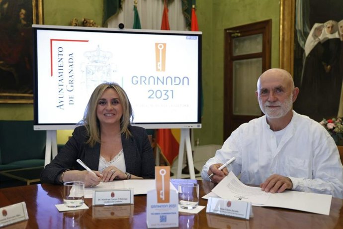 La peña 'La Platería' ha plasmado "el apoyo del mundo del flamenco" a la candidatura granadina a la Capitalidad Cultural. La alcaldesa, Marifrán Carazo, y el presidente de la decana de las peñas flamencas, Víctor Vázquez, han firmado el Manifiesto.