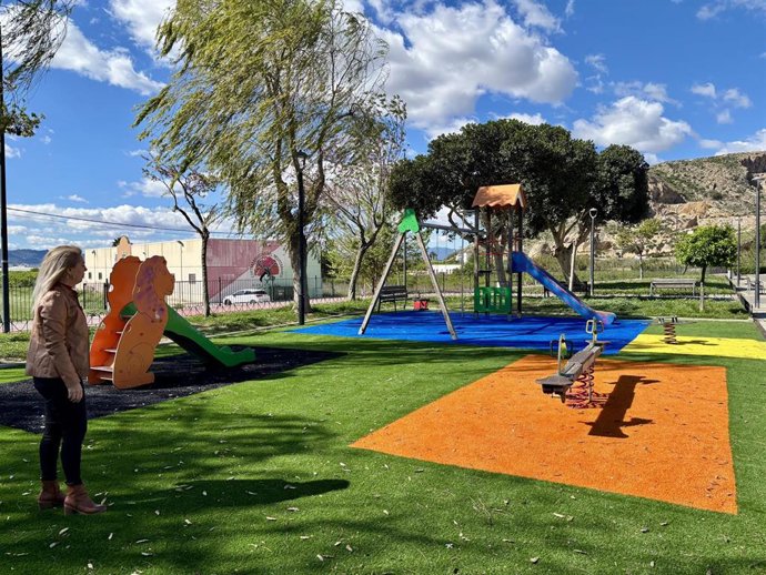 La concejala de El Siscar y la Orilla del Azarbe, Maribel Aracil, visita la zona infantil del jardín de Euterpe tras la finalización de las obras de mejora acometidas