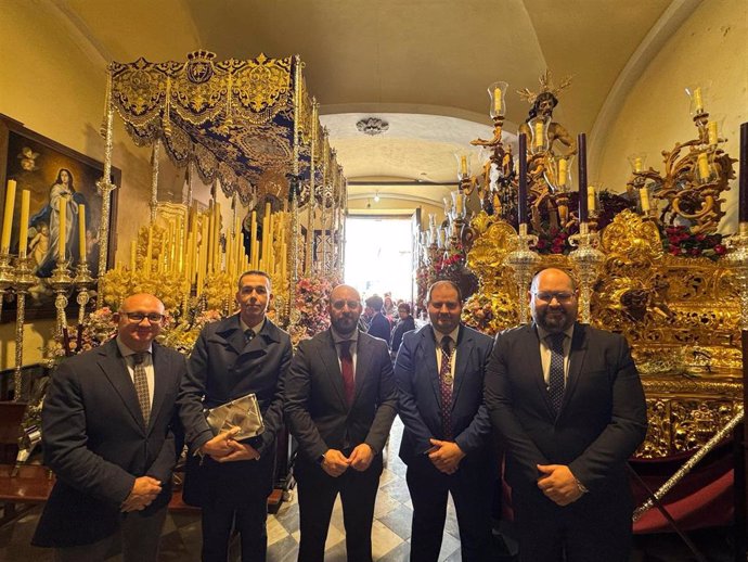El alcalde portuense visita al Cristo de la Humildad y la Virgen del desconsuelo antes de su salida procesional.