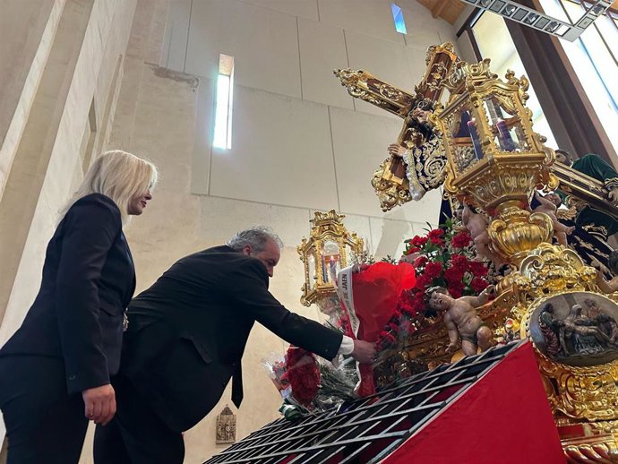El Ayuntamiento de Jaén ha realizado una ofrenda floral a la Cofradía de 'El Abuelo' y la Virgen de los Dolores.