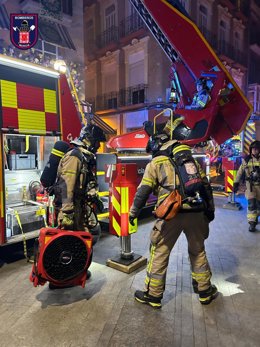 Bomberos trabajan en la extinción de un incendio declarado en un restaurante de la plaza de las Flores, en el centro de Murcia