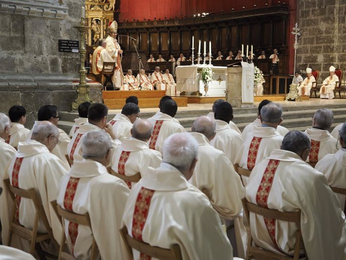 Luis Argüello, en la Misa Crismal: "El individualismo se mete como un virus que impide surgir la novedad del Evangelio".