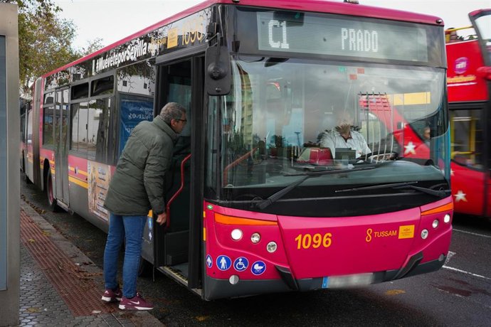 Archivo - Autobús de Tussam circulando por el centro de la ciudad. A 23 de enero de 2025, en Sevilla (Andalucía, España).