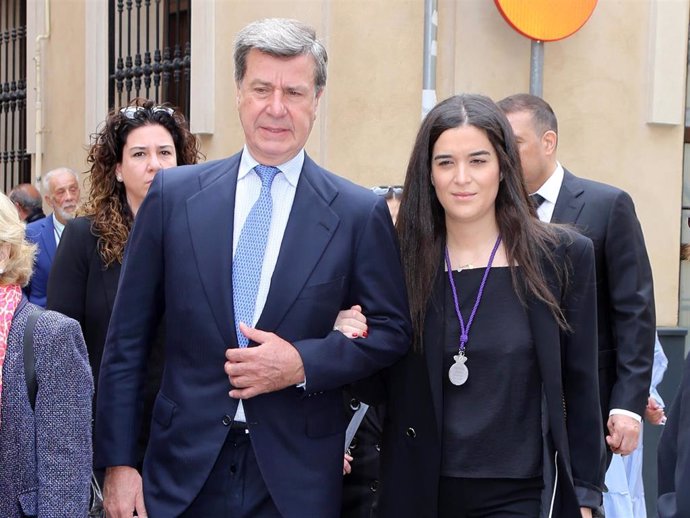 Cayetano Martínez de Irujo y Bárbara Mirjan visitan al Cristo de los Gitanos, a 17 de abril de 2025, en Sevilla (España).