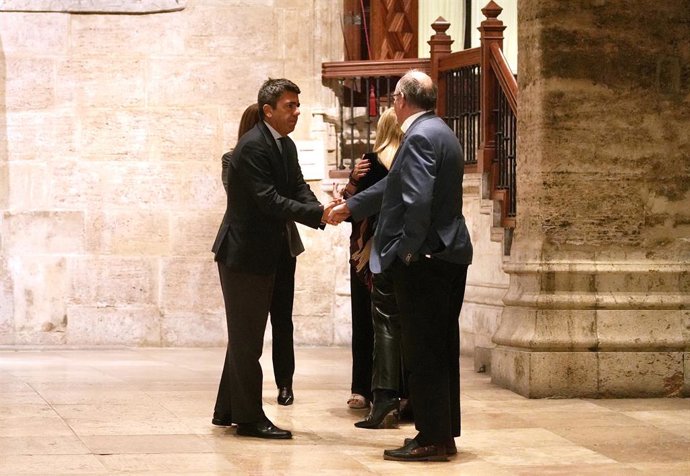 El president de la Generalitat valenciana, Carlos Mazón (e) saluda al president de SOS Desapareguts, Joaquín Amills (d), en imatge d'arxiu