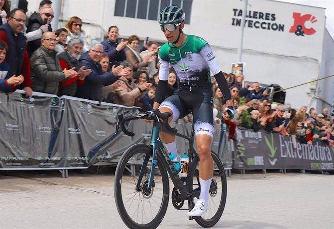El ciclista del Extremadura Pebetero Adrián Benito