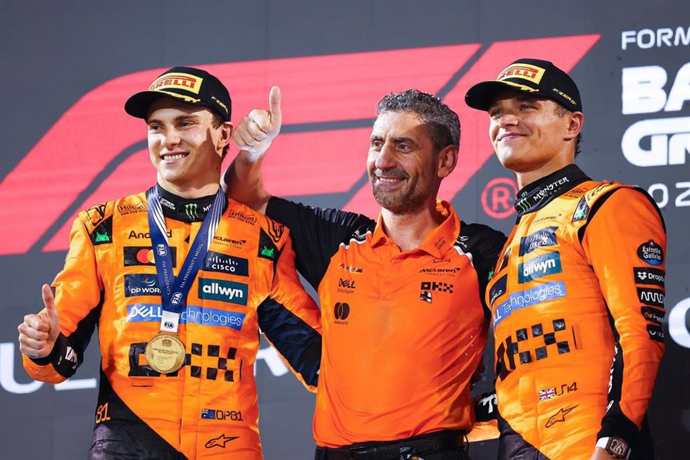 El australiano Oscar Piastri y el británico Lando Norris, pilotos de McLaren, junto al 'team principal' del equipo Andrea Stella, en el GP de Baréin 2025. 