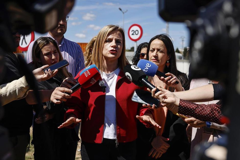 La delegada del Gobierno en la Comunitat Valenciana, Pilar Bernabé, ofrece declaraciones a los medios durante su visita a las actuaciones realizadas por Adif para la recuperación del paso subterráneo de las vías del tren a la altura de Catarroja