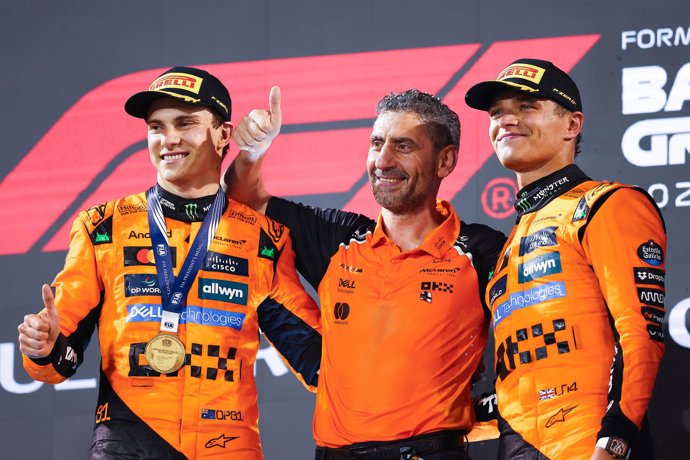 PIASTRI Oscar (aus), McLaren F1 Team MCL39, portrait, STELLA Andrea (ita), Team Principal of McLaren F1 Team, portrait and NORRIS Lando (gbr), McLaren F1 Team MCL39, portrait podium during the Formula 1 Gulf Bahrain Grand Prix 2025, 4th round of the 2025 