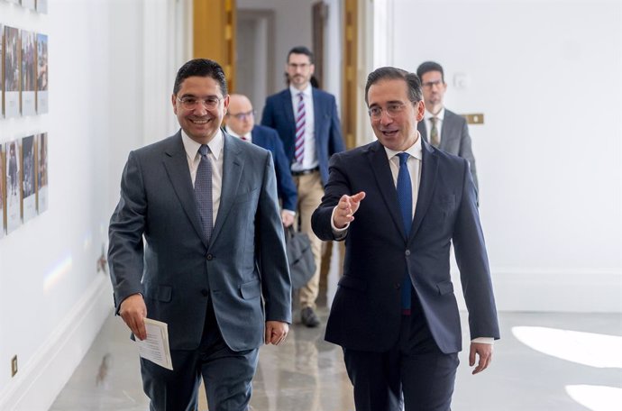 El ministro de Relaciones Exteriores, Cooperación africana y marroquíes en el extranjero, Nasser Bourita (i) y el ministro de Asuntos Exteriores, Unión Europea y Cooperación, José Manuel Albares (d), llegan a una rueda de prensa para presentar una declara