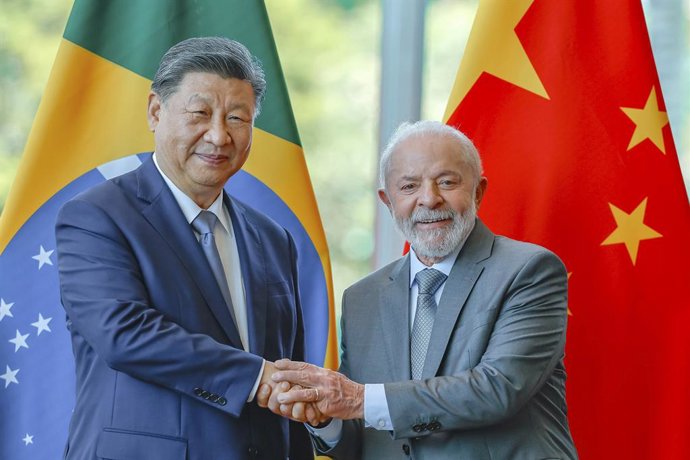 Archivo - 20 de novembro de 2024, Brasília, Brasil: O presidente chinês Xi Jinping, à esquerda, cumprimenta o presidente brasileiro Luiz Inácio Lula da Silva, à direita, antes do início de uma reunião bilateral no Palácio Presidencial, em 20 de novembro d