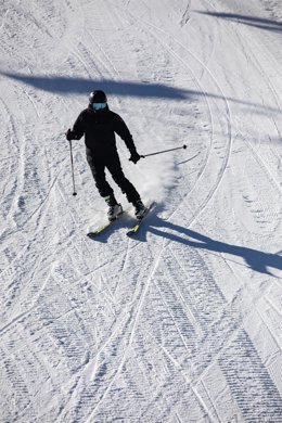 Archivo - Un esquiador