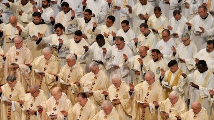 Sacerdotes presentes en la Misa Crismal de Jueves Santo.
