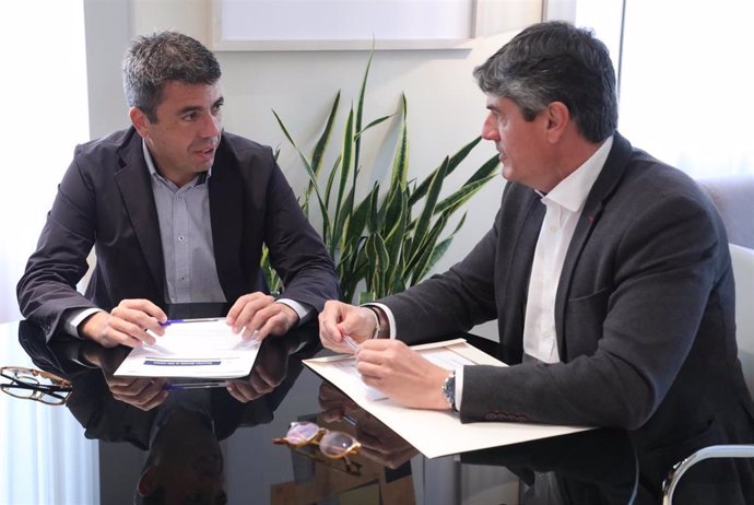 El 'president' , Carlos Mazón, mantiene una reunión con el alcalde de la Vila Joiosa, Marcos Zaragoza.