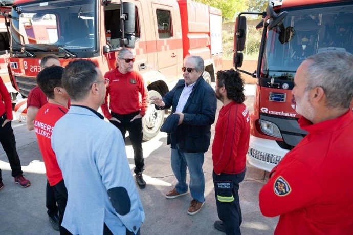 El conseller de Hacienda y Función Pública del Consell de Mallorca, Rafel Bosch, en su visita al parque de Bomberos de Mallorca de Calvià este jueves.