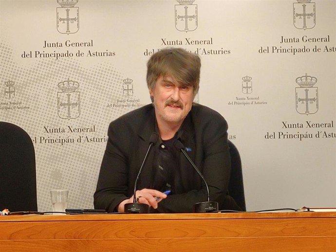 Archivo - El portavoz de IU-Convocatoria por Asturies en la Junta General, Xabel Vegas