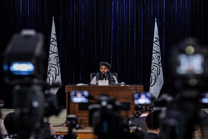 Archivo - Arquivo - 21 de setembro de 2021, Afeganistão, Cabul: O porta-voz do governo do Talibã, Zabihullah Mujahid, dá uma entrevista coletiva em Cabul. Outros ministros e deputados foram nomeados como parte do governo interino do Talibã, nenhum deles é