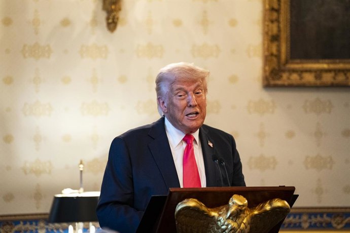 16 de abril de 2025, Washington, Distrito de Columbia, EUA: O presidente dos Estados Unidos, Donald J. Trump, fala durante um culto de oração e jantar de Páscoa no Salão Azul da Casa Branca em Washington, DC, EUA, na quarta-feira, 16 de abril de 2025. Tru
