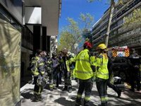 Rescatados dos trabajadores tras derrumbarse un falso techo en una obra en la calle Velázquez