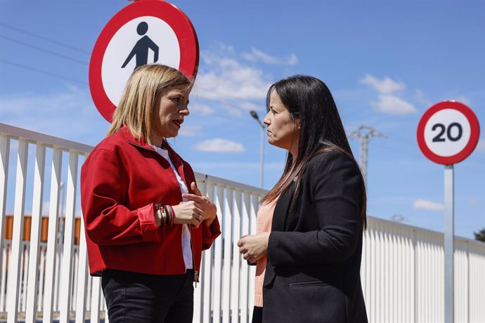 La delegada del Govern a la Comunitat Valenciana, Pilar Bernabé (e) i l'alcaldessa de Catarroja Lorena Silvent (d), visiten les actuacions realitzades per Adif per a la recuperació del pas subterrani de les vies del tren a l'altura de Catarroja