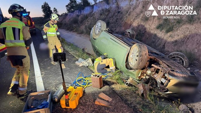 Bomberos de la DPZ rescatan a la conductora de un coche tras salirse de la vía en la A-221, en Maella