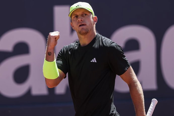 O tenista espanhol Alejando Davidovich Fokina comemora um ponto contra Andrey Rublev na segunda rodada do Barcelona Open Banc Sabadell-Trofeo Conde de Godó 2025.