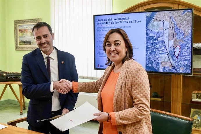 La consellera de Territorio, Vivienda y Transición Ecológica de la Generalitat, Sílvia Paneque, junto al alcalde de Tortosa, Jordi Jordan, en la firma del protocolo para acelerar los procesos urbanísticos para el nuevo Hospital de Terres de l'Ebre