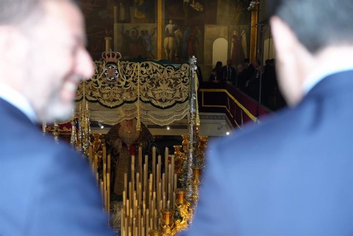El presidente del Gobierno andaluz, Juanma Moreno, visita las Virgen de la Esperanza de Málaga.