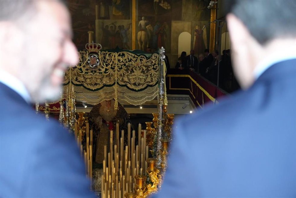 El presidente del Gobierno andaluz, Juanma Moreno, visita las Virgen de la Esperanza de Málaga.
