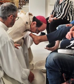 El arzobispo de Pamplona, Florencio Roselló, lava los pies a trece internos en la celebración de Jueves Santo en el centro penitenciario.