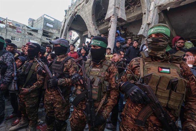 Archivo - Arquivo - 28 de fevereiro de 2025, Cidade de Gaza, Faixa de Gaza, Território Palestino: Membros das Brigadas Al-Qassam participam do funeral dos membros das Brigadas Al-Qassam (o braço armado do grupo palestino Hamas) no campo de refugiados de S