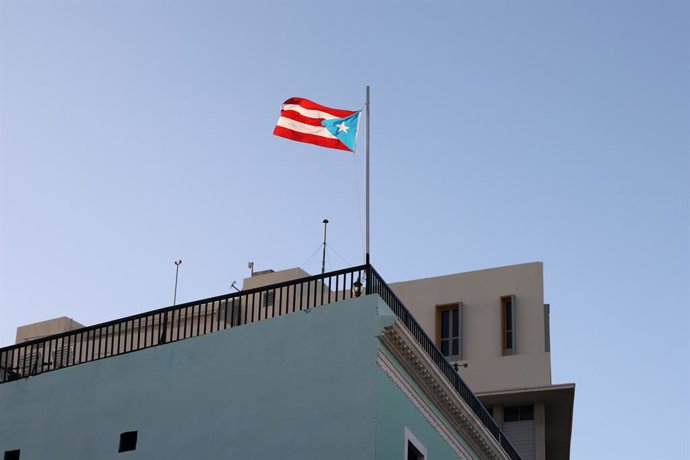 Archivo - Arquivo - 8 de março de 2022, San Juan, Porto Rico: A bandeira de San Juan iluminada pelo sol na Velha San Juan.