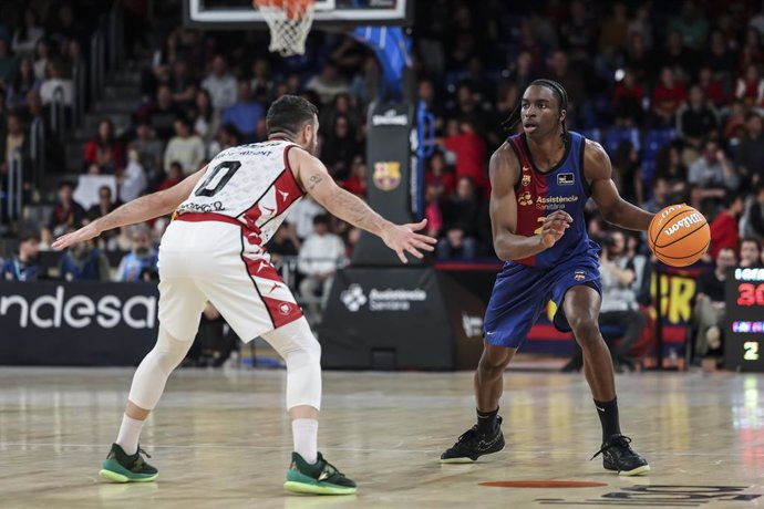 Dame Sarr do FC Barcelona e Marco Spissu em ação durante a partida da Liga Endesa ACB, disputada entre FC Barcelona e Casademont Zaragoza no Palau Blaugrana em 23 de março de 2025 em Barcelona, Espanha.