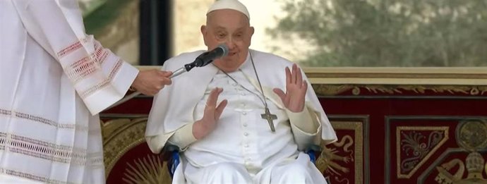 El Papa Francisco ha reaparecido este domingo sin cánulas nasales.