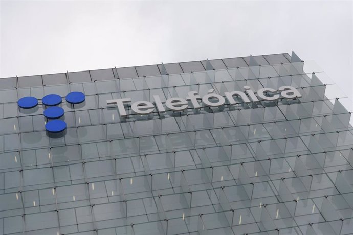 Archivo - Exterior de la sede de Telefónica