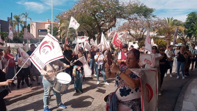Concentración de trabajadores con motivo de la huelga turística en Santa Cruz de Tenerife