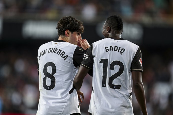 Javi Guerra y Umar Sadiq en el Valencia-Sevilla en Mestalla