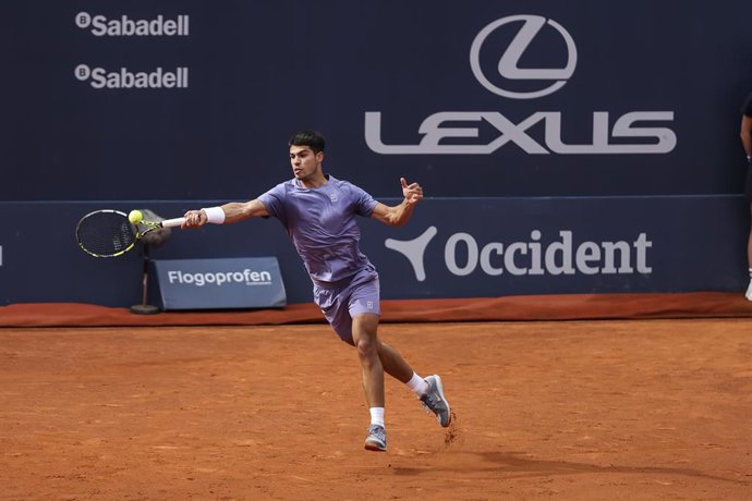 Carlos Alcaraz da Espanha em ação contra Ethan Quinn dos Estados Unidos durante a partida de tênis da primeira rodada do Barcelona Open Banc Sabadell - Conde Godo 2025 Dia 2 no Real Club De Tenis Barcelona em 15 de abril de 2025 em Barcelona, Espanha.
