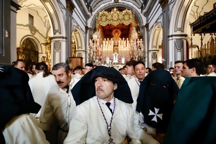 Antonio Banderas ejerce como capataz en la estación de penitencia de la Cofradía de Lágrimas y Favores en Málaga el Domingo de Ramos.