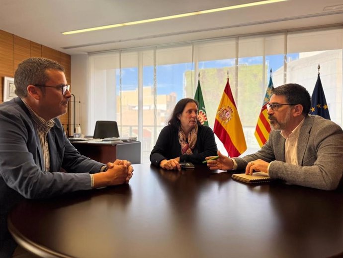Reunió entre la secretària autonòmica de Cultura, Pilar Tébar (c); l'alcalde de Sant Vicent del Raspeig, Pachi Pascual (d), i el regidor de Cultura, Óscar Lillo (e).