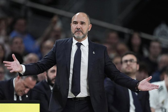 Chus Mateo durante el Real Madrid-Paris Basketball del 'Play-In' de la Euroliga 24-25